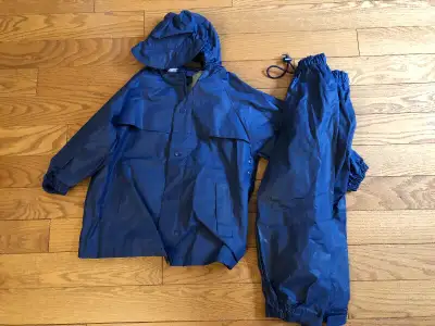 Tag says medium size 5-6 but I feel it fits abit smaller more like a 4-5. Waterproof jacket with mat...