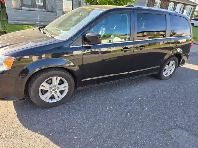 Cette Dodge Grand Caravan est une fourgonnette spacieuse et pratique, idéale pour la famille, affich...