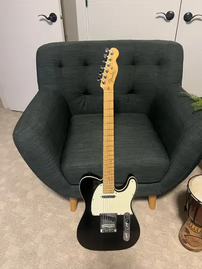 2005 fender telecaster deluxe with binding and split coil. Very good condition. Black speckle custom...