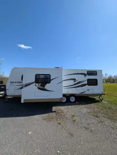 Rockwood Forest River Ultralite in excellent condition. Everything works great. -30' long from rear...