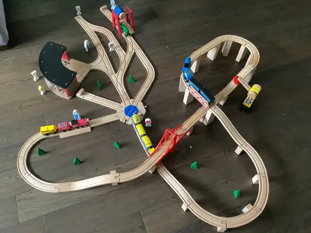 wooden train Melissa & Doug to built in Toys & Games in City of Montréal - Image 3