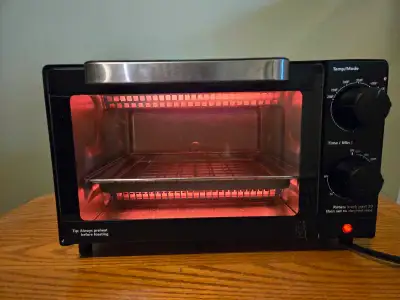 Foue grille pain toaster et pizza. Il rentre une pizza 9 pouces. Excellent état