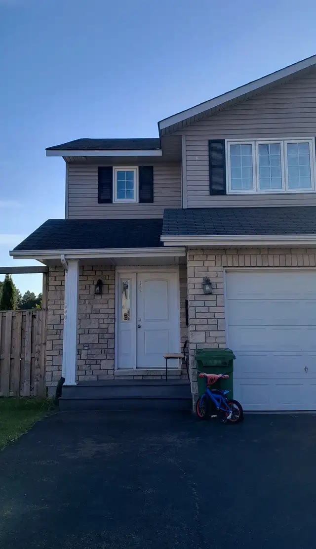 Private bedroom in a Townhouse for rent in Long Term Rentals in Petawawa - Image 2