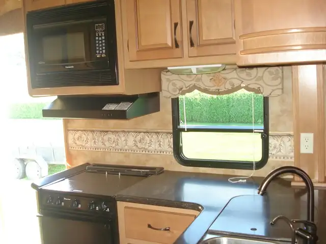 2008 Everest 305t avec panneaux solaires (fifth wheel) in RVs & Motorhomes in Victoriaville - Image 6