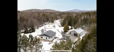 Maison 2019 Dimension 32x36 Fondation en béton du soul-sol a la toiture Finition extérieur en maçonn...