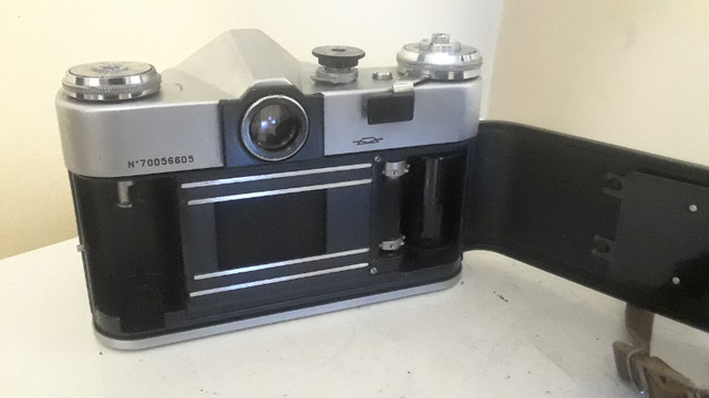 Vintage Zenit B ...35 mm Film Camera in Arts & Collectibles in Gatineau - Image 3