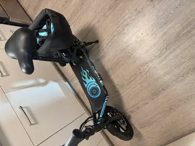 Electric Scooter, like new, 6 months old, not ridden in winter. 500 Watt motor, disk brakes, comfort...