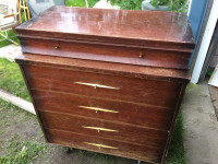 Old vintage dresser (chest of drawers). I can deliver