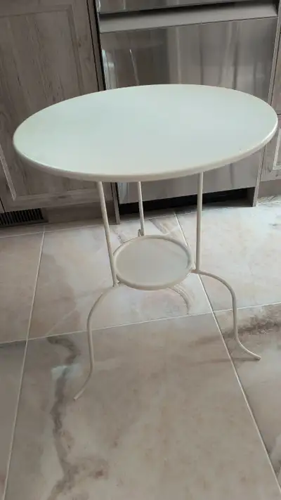 Petite table en métal blanche (20"), View more