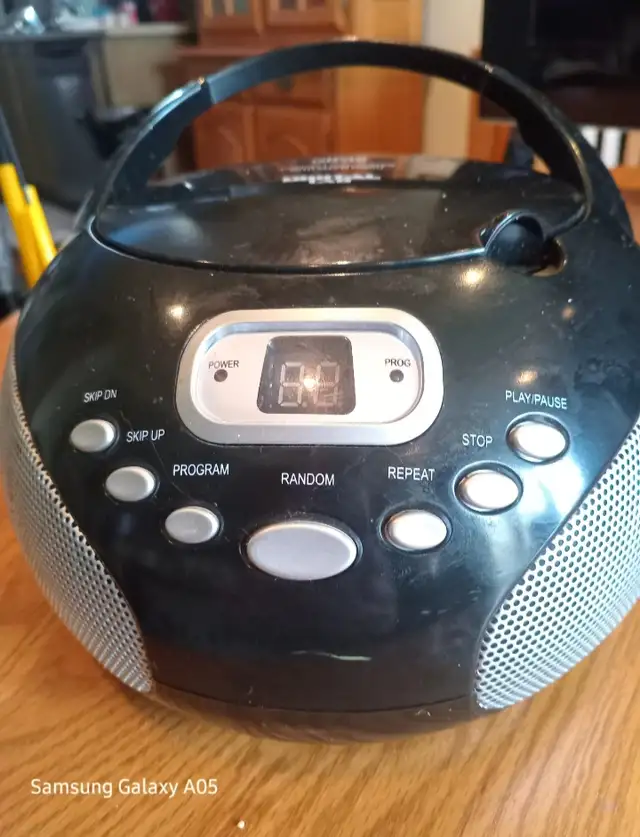 Portable CD radio with AM/FM radio in General Electronics in Oshawa / Durham Region - Image 2