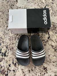 Good condition adidas kids sandals slides size 11