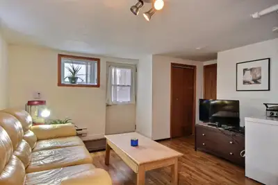 Grand 4 1/2 tout inclus 1100 $ / mois (Chauffé, éclairé, internet, cuisinière, laveuse/sécheuse) Dis...