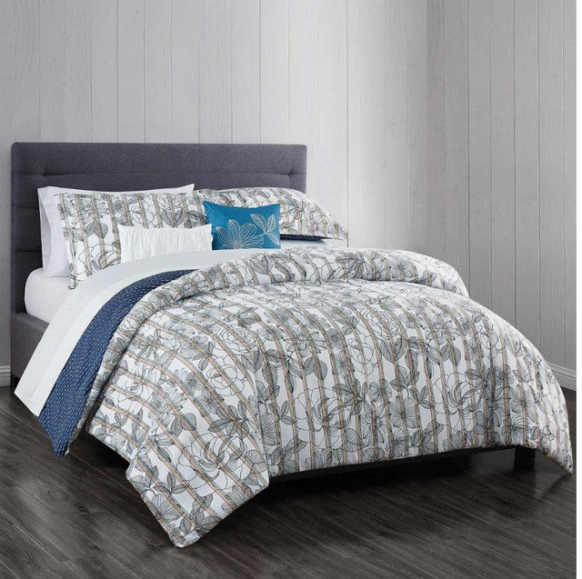 Brand New Chelsea Park - 5 Piece Duvet Set, Patio Stripe - King in Bedding in St. Catharines - Image 4