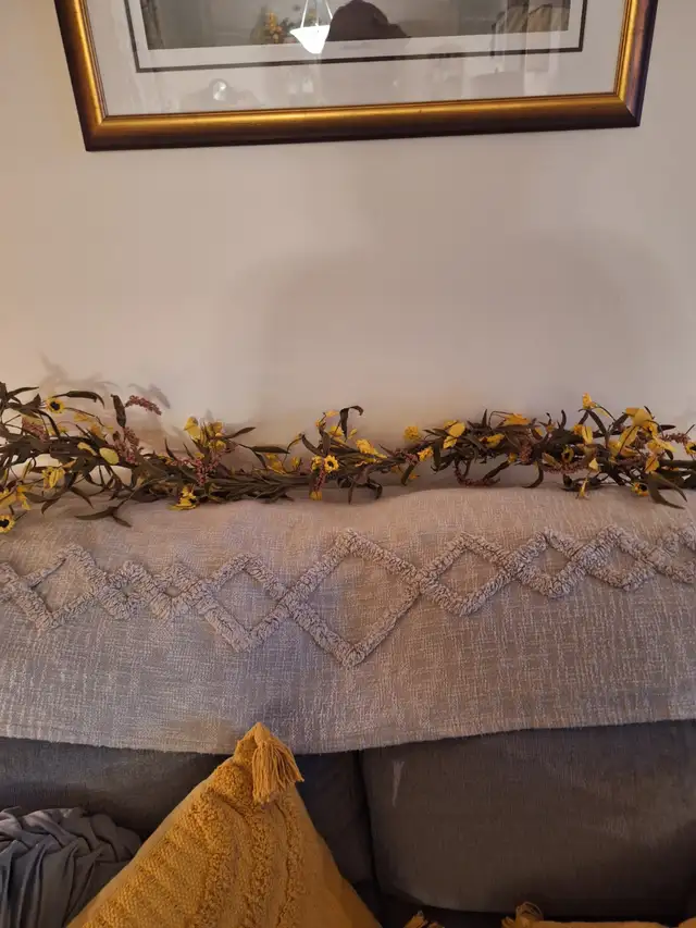 Yellow Wreath and coordinating Garland - like new.