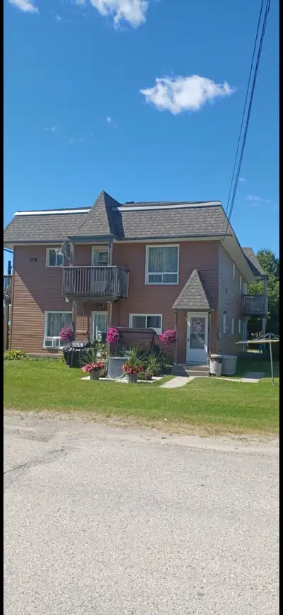 Beautiful large 2 bedroom upper level apartment Sturgeon Falls 1650$ + hydro (90$ equal billing) : C...