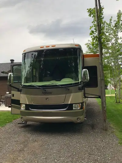Holiday Rambler Neptune XL de 2007, toujours bien entretenu. Moteur diesel Cummins de 325 ch couplé...