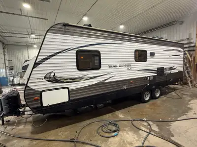2017 HEARTLAND TRAIL RUNNER 25SLE TRAVEL TRAILER. 1/2 ton towable, weighs 4912lbs, power awning, sle...