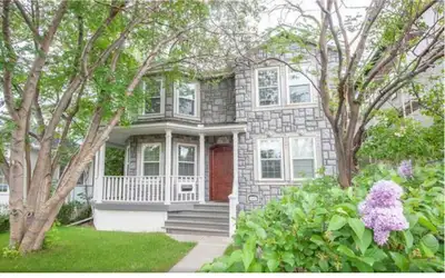 Beautiful home in the highly desirable area of Killarney. 3200 sqft of living space, 3 bedrooms, 3.5...