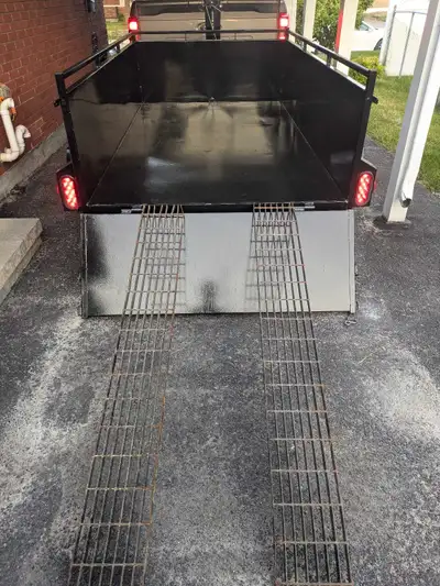 Remorque dompeur 2018 a une grandeur de 5x8 et une capacité de 4000LB elle est comme neuve et n'a ja...