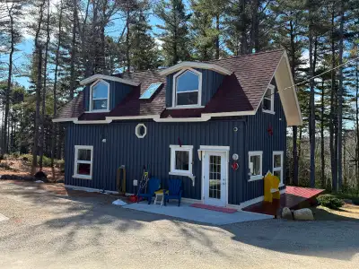 Fully furnished 2 bedroom cottage in a private and scenic enclave, near Bridgewater and Lunenburg. Q...