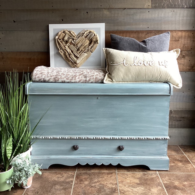 Large vintage cedar chest, blanket box, hope chest Dressers