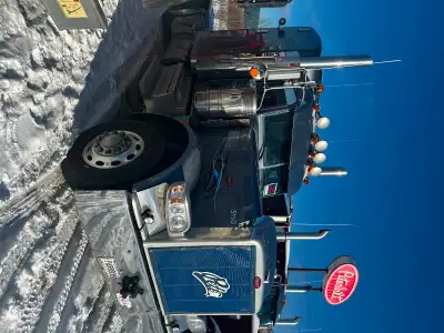 2023 389 Peterbilt Long Nose w/ Extended Bunk Heavy spec’d for logging 427,000km, warranty till 800,...