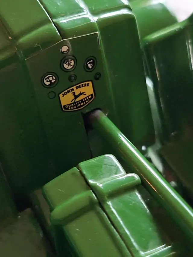 John Deere "D" Die Cast Tractor in Arts & Collectibles in Grande Prairie - Image 9