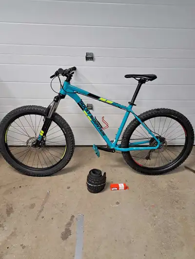 2018 rocky mountain growler, size large, all stock with one up composite pedals. Has 3.0 front tire...