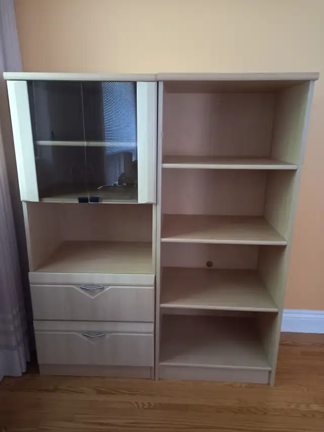 Solid Wood Oak Display Cabinet in Hutches & Display Cabinets in City of Toronto - Image 2