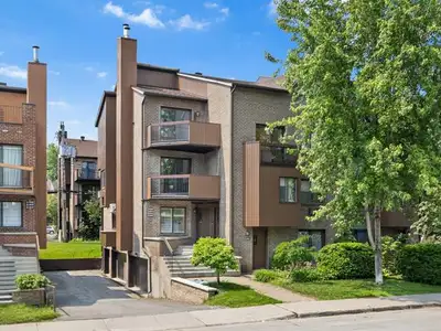 PROJET MERITAS : Beau Condo « split sur 2 niveaux » toit cathédr