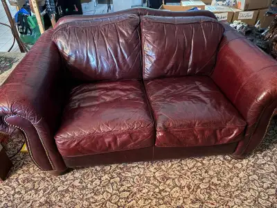 Luxurious, thick, leather love seat sofa Lazy Boy (not a recliner) Wide seat No marks .. rarely used