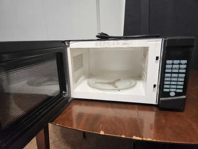 microwave in Microwaves & Cookers in Chatham-Kent - Image 2