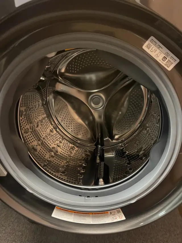 LG 5.7 Cu. Ft. High Efficiency Electric Washer & Dryer Combo in Washers & Dryers in City of Toronto - Image 4