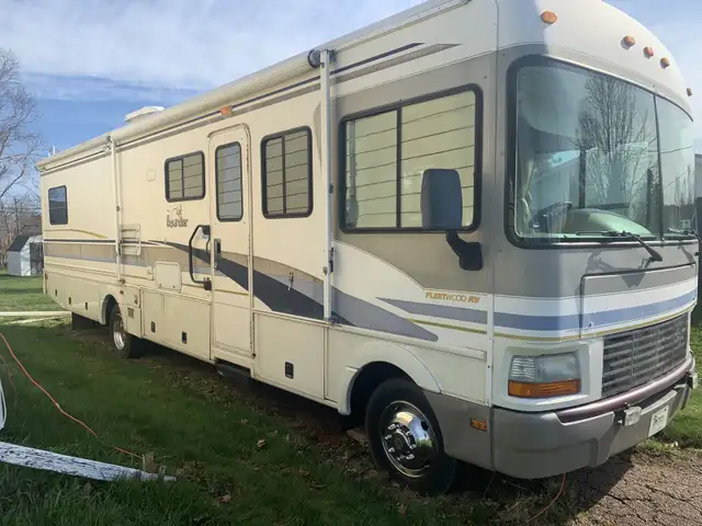 2001 fleetwood bounder in RVs & Motorhomes in Charlottetown - Image 2