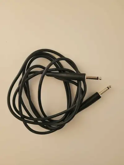 Never used, brand new genuine Fender 10 ft guitar/instrument cable. These are 30$ at L&M.