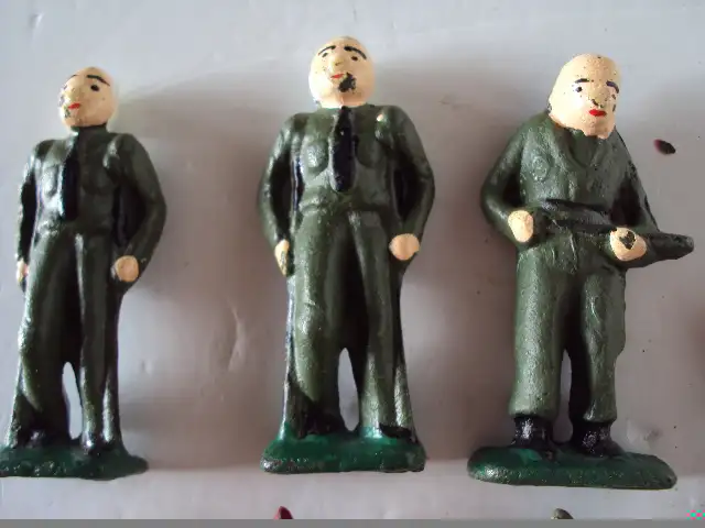 VINTAGE 7 WORLD WAR ONE CASTIRON TOY SOLDIERS in Arts & Collectibles in Barrie - Image 3