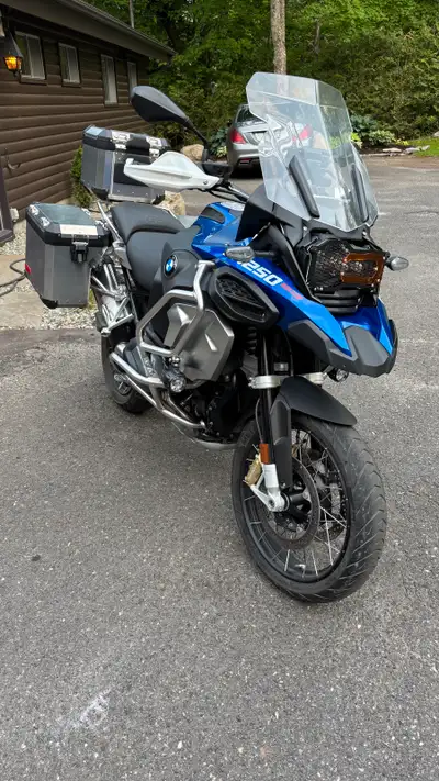BAISSE DE PRIX (était $ 32 500.00) Superbe BMW R 1250 GSA Rallye / 2024, rare et très recherché avec...