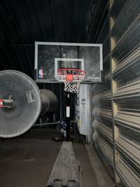 Adjustable basketball hoop 