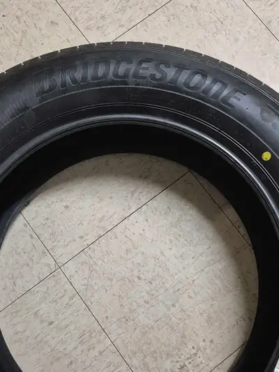 Bridgestone Turanza EL 450 grandeur 235/60/18 flambant neuf ca vaut $350 le pneu sans les taxes Je d...