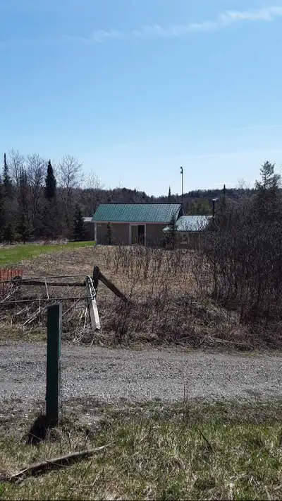 French description to follow Off-Grid Cottage for sale by owner sitting on a 2 acer lot located in B...