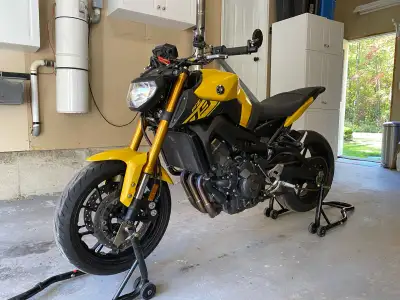 2015 Yamaha Fz09 - great shape - tons of aftermarket add ons - brand new front and rear tire - power...