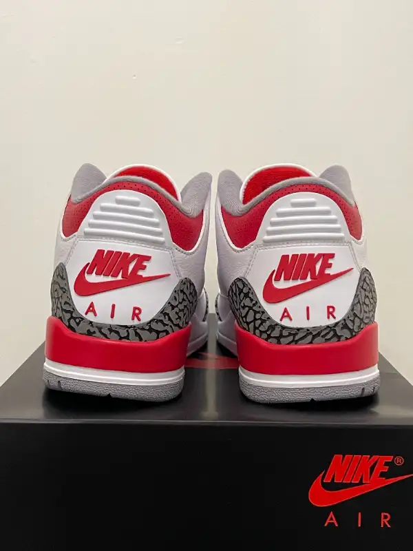 Air Jordan 3 Fire Red 2022 size 10.5 in Men's Shoes in City of Toronto - Image 5