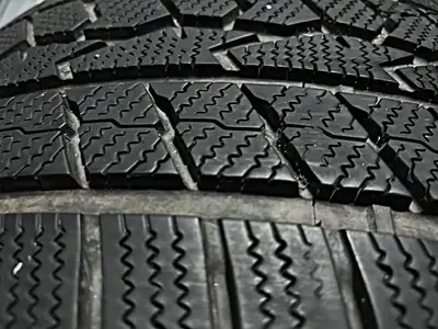 1 Pneu d’hiver FARROAD FRD 78 NEUF JAMAIS UTILISÉ 245/45R18 100H XL STUDLESS* DE TRÈS BONNE QUALITÉ...