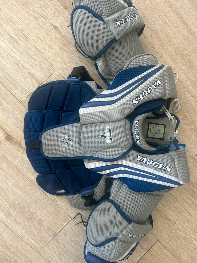 Full set of used, high quality youth goalie gear in Hockey in City of Toronto - Image 11