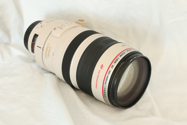 Canon EF 100-400mm f/4.5-5.6L IS USM in Cameras & Camcorders in Edmonton