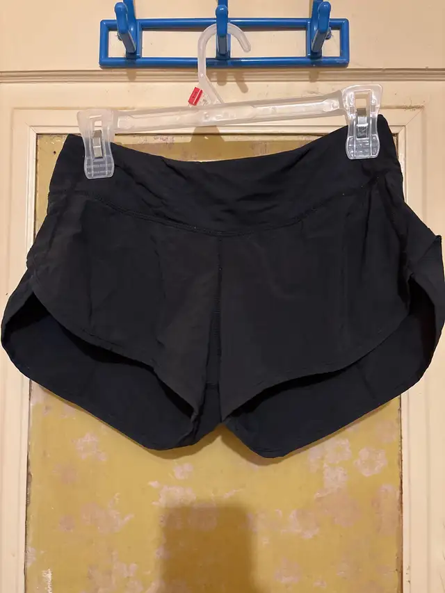 Lululemon Running Shorts sz4 XS in Women's - Bottoms in City of Toronto - Image 2