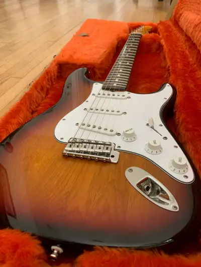 Fender AVRI '62 Stratocaster, View more