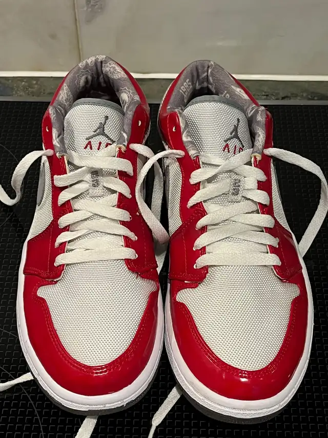 Nike Air Jordan 1 Retro Low South Side-9.5 in Men's Shoes in City of Montréal - Image 5