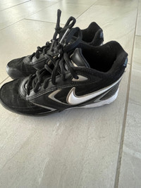 Nike Youth Size 3 Baseball Cleats