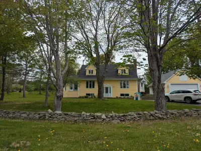 For rent house with 5 bedrooms and 2.5 bathrooms